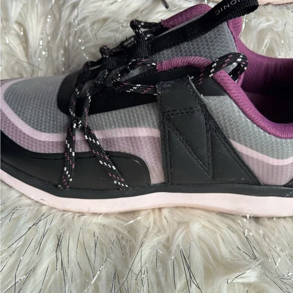 VIONIC Black and Pink Low-Top Sneakers with Rubber Sole - Picture 13 of 13